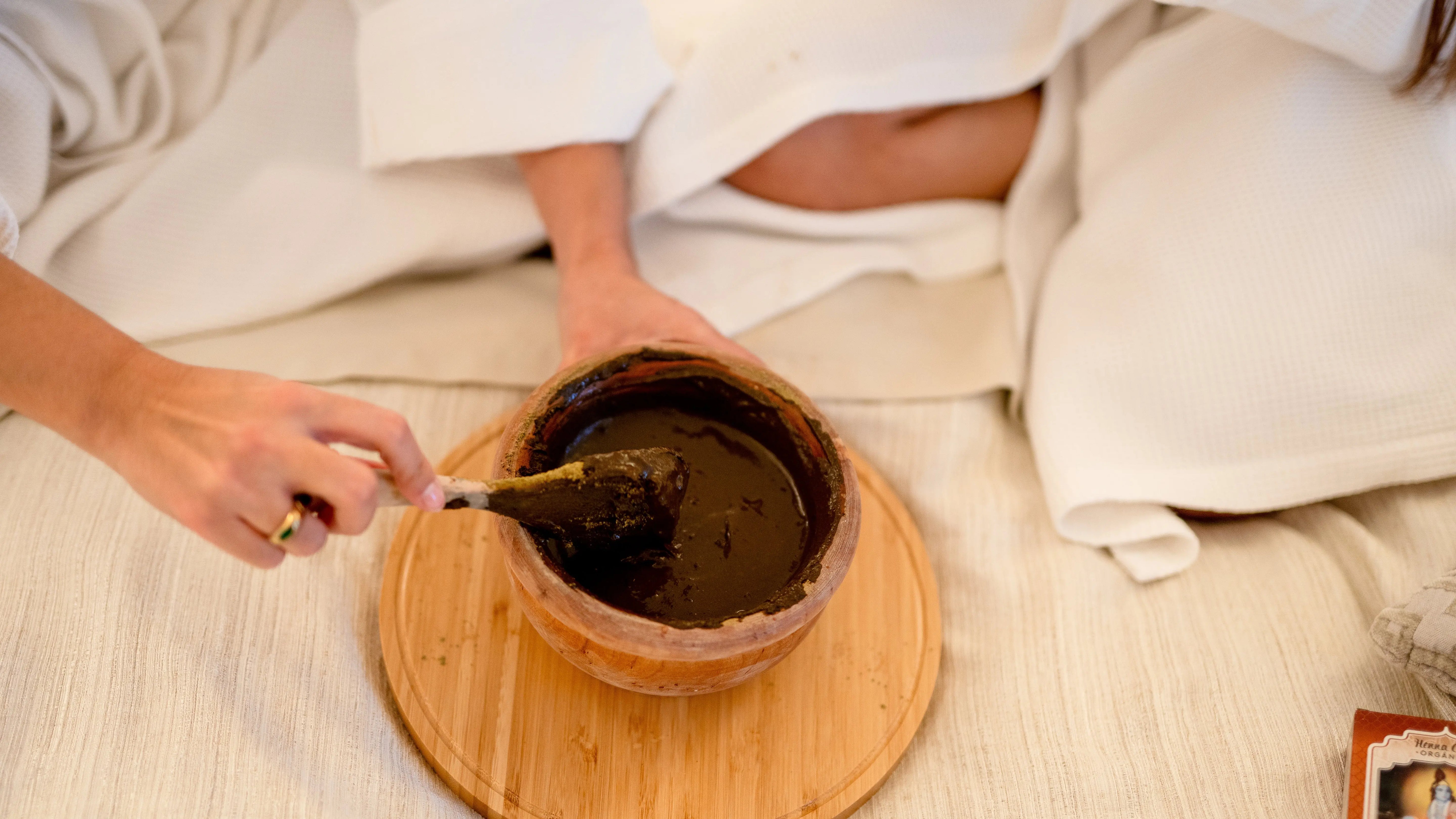 ¿Qué productos usar para mantener el cabello teñido con henna caoba?
