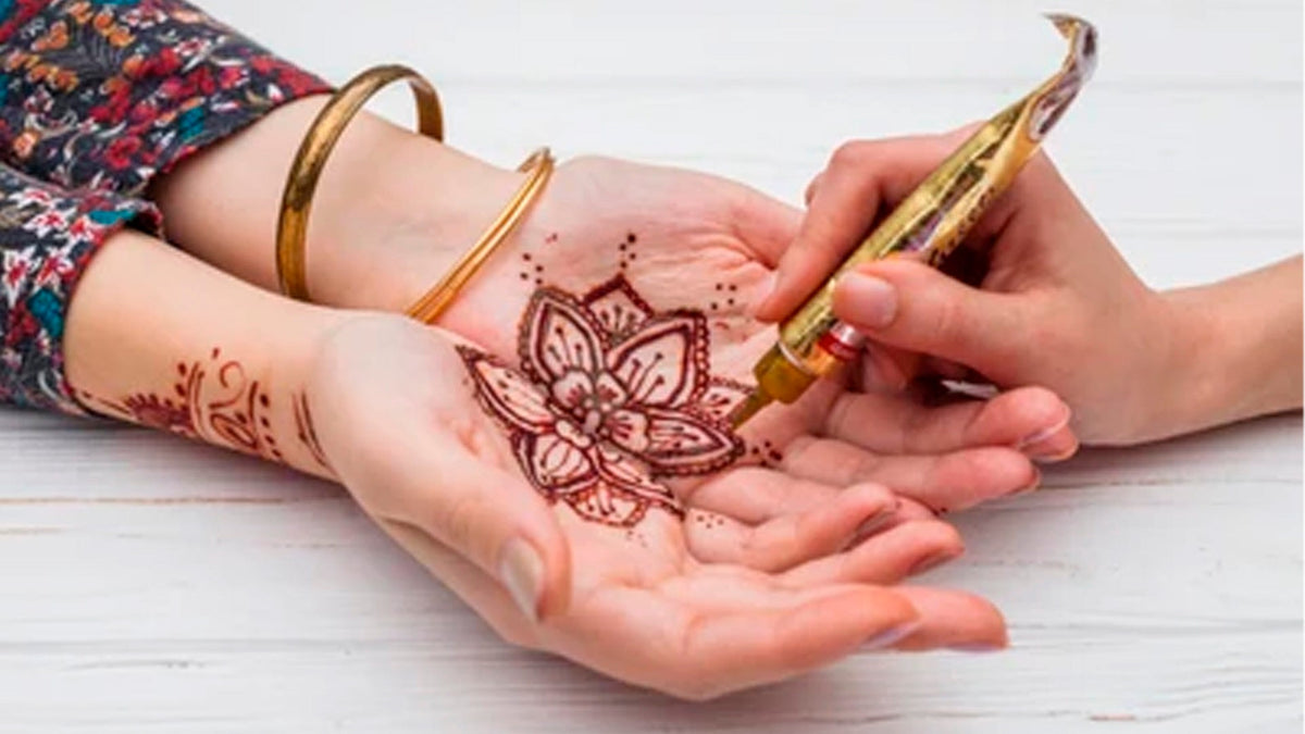 Tatuajes temporales con henna: cómo hacerlos en casa con resultados naturales
