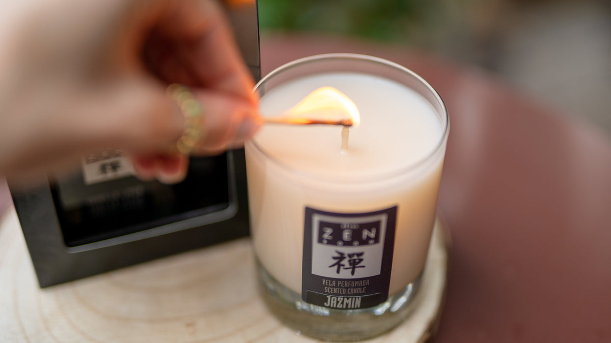 Encendiendo una vela perfumada de jazmín para un ritual de la Noche de Difuntos