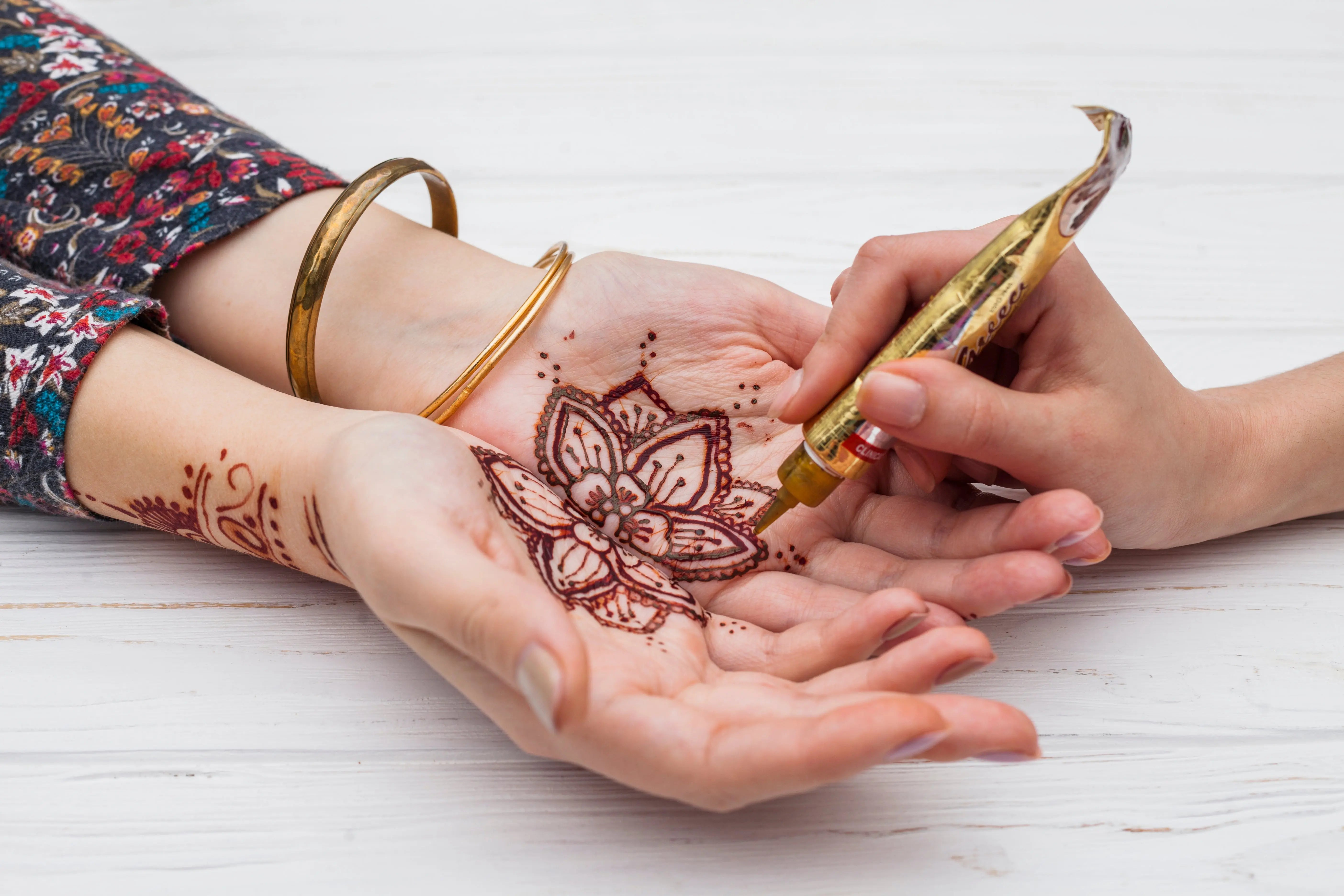 Tatuajes temporales con henna: Arte natural para tu piel Radhe Shyam